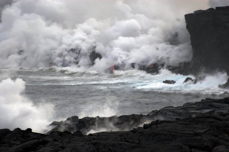 Lava que flui no oceano imagens de stock Lava que flui no oceano imagens de stock