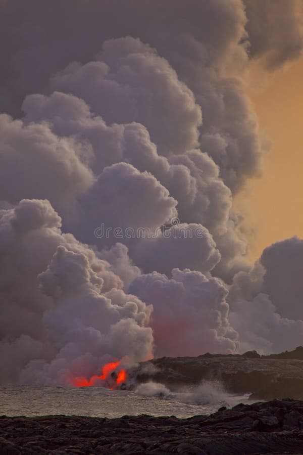 Lava scorrente nell'oceano immagine stock libera da diritti Lava scorrente nell'oceano immagine stock libera da diritti