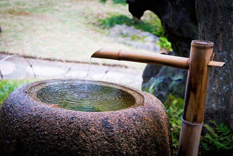 Lavabo del agua en Ryoanji foto de archivo. Imagen de asia - 39082504