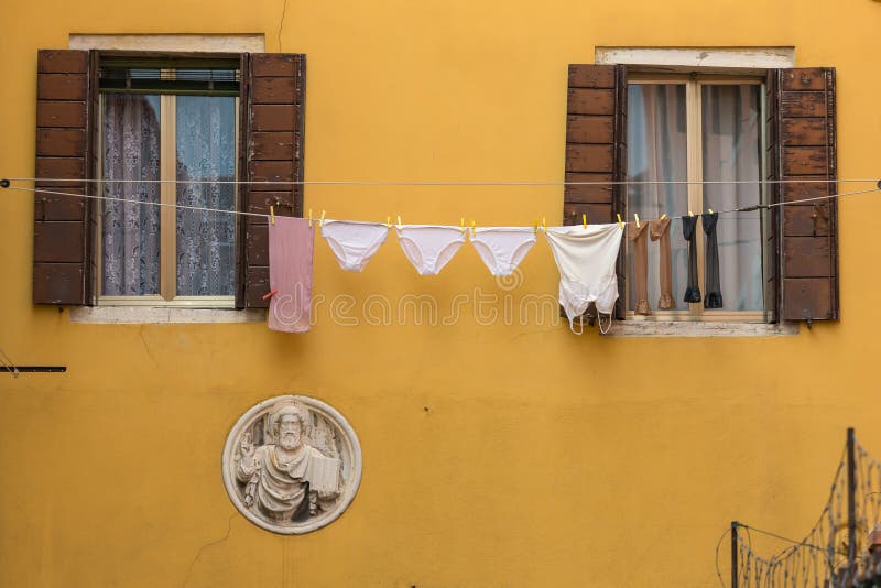 Lavadero que cuelga fuera de una fachada veneciana típica, Venecia imagenes de archivo Lavadero que cuelga fuera de una fachada veneciana típica, Venecia imagenes de archivo