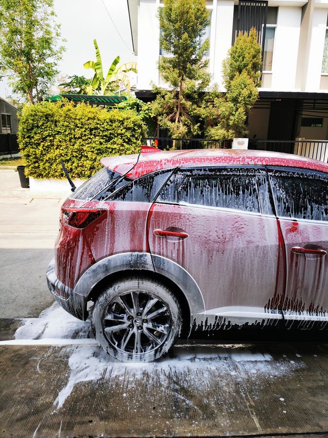 Lavar El Coche Rojo Con Espuma Activa En El Servicio De Lavado De Coches.  Foto de archivo - Imagen de industria, transporte: 203381240