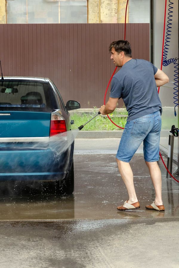 Lavado del coche usando el agua de alta presi?n fotos de archivo Lavado del coche usando el agua de alta presi?n fotos de archivo
