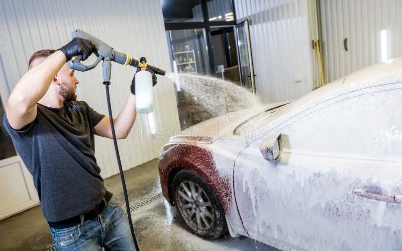 Lavador De Trabajadores Con Espuma Activa En Un Lavado De Coches. Imagen de  archivo - Imagen de alto, transporte: 205352809