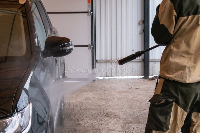 Lavage De Voiture Avec Karcher. L'homme Lave La Voiture Noire. Photo stock  - Image du soin, phare: 210131442