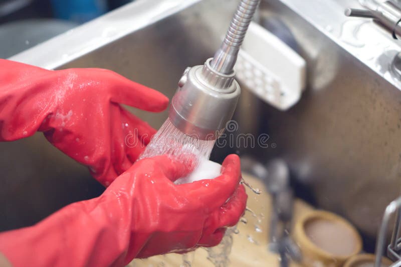 Lavagem ascendente próxima com as luvas de borracha vermelhas, foco seletivo do prato imagens de stock royalty free Lavagem ascendente próxima com as luvas de borracha vermelhas, foco seletivo do prato imagens de stock royalty free