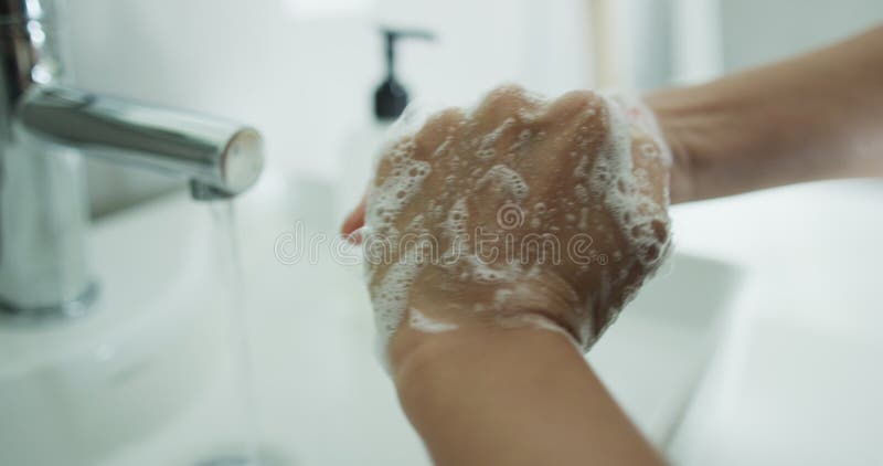 Lavagem manual mãos mulher esfregando sabão com água corrente na pia prevenção coronavírus higiene manual. coroa