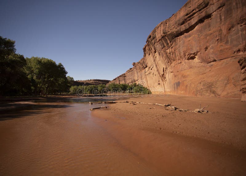 Lavaggio in fondo a Canyon de Chelly in Arizona immagini stock libere da diritti Lavaggio in fondo a Canyon de Chelly in Arizona immagini stock libere da diritti