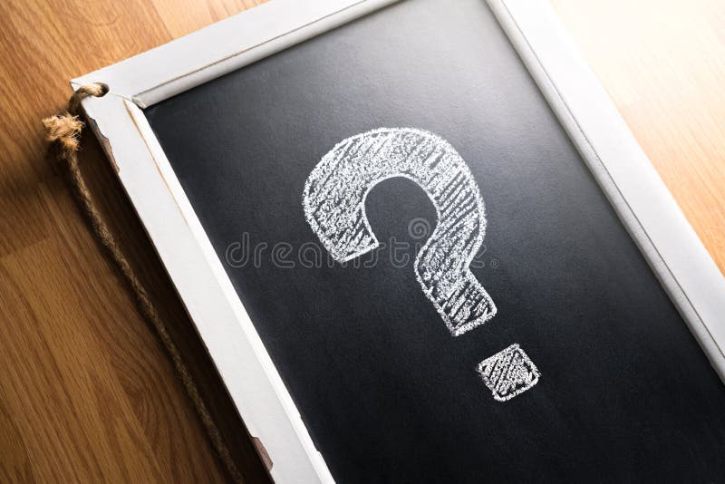 Lavagna attinta del punto interrogativo Circa noi, aiuto o informazioni per l'affare Concetto di indagine, di scrutinio o di quiz fotografia stock libera da diritti Lavagna attinta del punto interrogativo Circa noi, aiuto o informazioni per l'affare Concetto di indagine, di scrutinio o di quiz fotografia stock libera da diritti