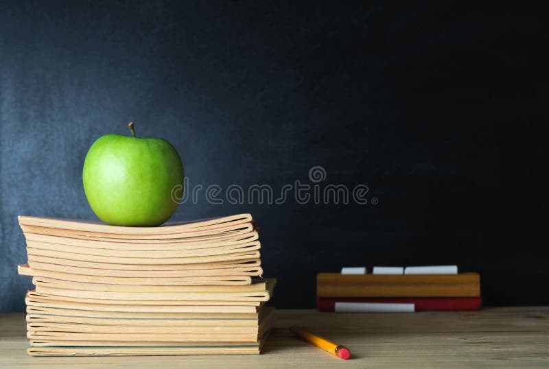 Lavagna del banco e scrittorio dell'insegnante fotografia stock libera da diritti Lavagna del banco e scrittorio dell'insegnante fotografia stock libera da diritti