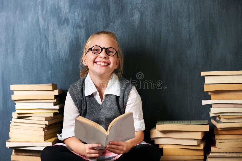 Lavagna per ragazze e libri per la lettura di bambini per l'istruzione apprendimento e conoscenza del linguaggio in classe. bambin fotografie stock libere da diritti