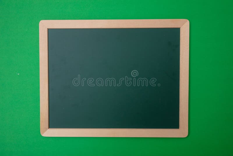 Lavagna vuota in bianco verde con la struttura di legno, fondo verde della parete, spazio della copia fotografia stock Lavagna vuota in bianco verde con la struttura di legno, fondo verde della parete, spazio della copia fotografia stock