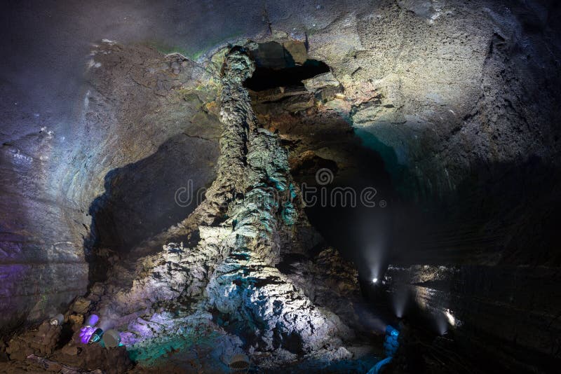 Lavakolom in Manjanggul Lava Tube Cave op Jeju-Eiland royalty-vrije stock fotografie Lavakolom in Manjanggul Lava Tube Cave op Jeju-Eiland royalty-vrije stock fotografie