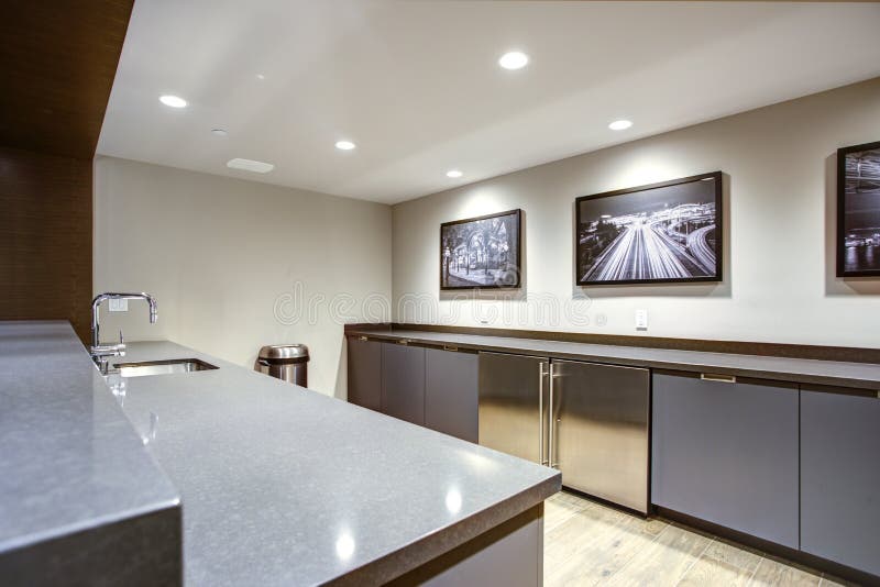 Lavandaria com lotes do espaço no apartamento de Seattle fotografia de stock Lavandaria com lotes do espaço no apartamento de Seattle fotografia de stock