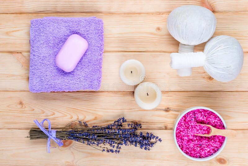 lavande, bougies et vues standard supérieures de sacs de fines herbes de massage image stock lavande, bougies et vues standard supérieures de sacs de fines herbes de massage image stock