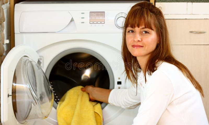 Lavanderia duing della donna immagine stock libera da diritti Lavanderia duing della donna immagine stock libera da diritti