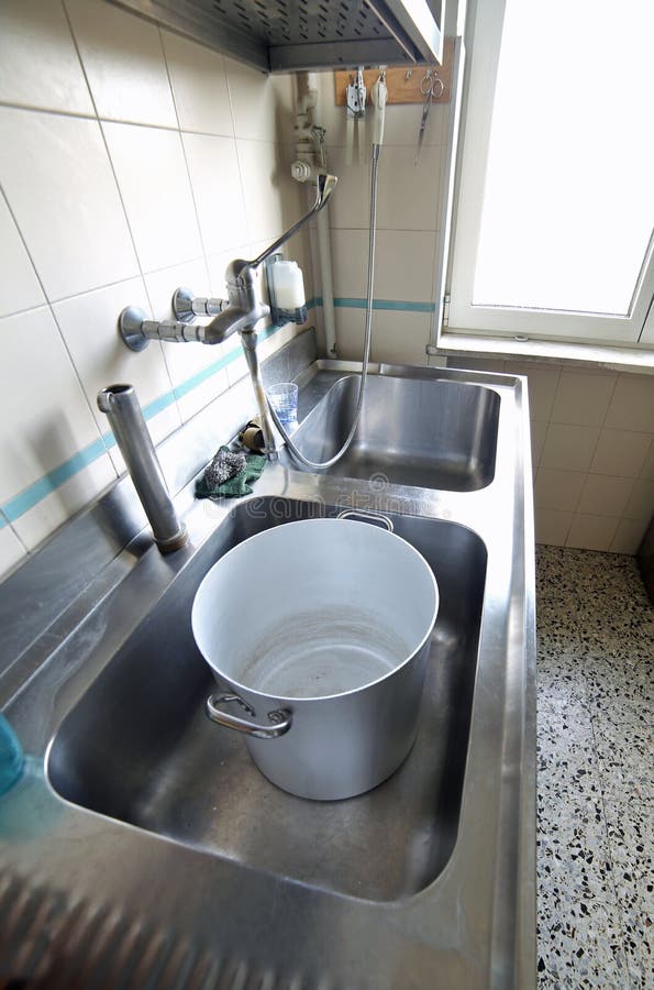 Lavandino industriale di un ristorante per lavare i vasi immagine ... Lavandino cucina ristorante