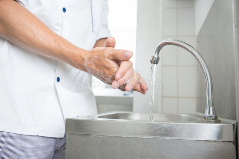 Lavar as mãos debaixo de água pura e limpa corrente imagem de stock Lavar as mãos debaixo de água pura e limpa corrente imagem de stock