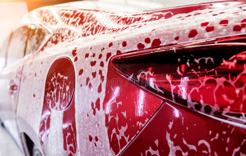 Lavar El Coche Rojo Con Espuma Activa En El Servicio De Lavado De