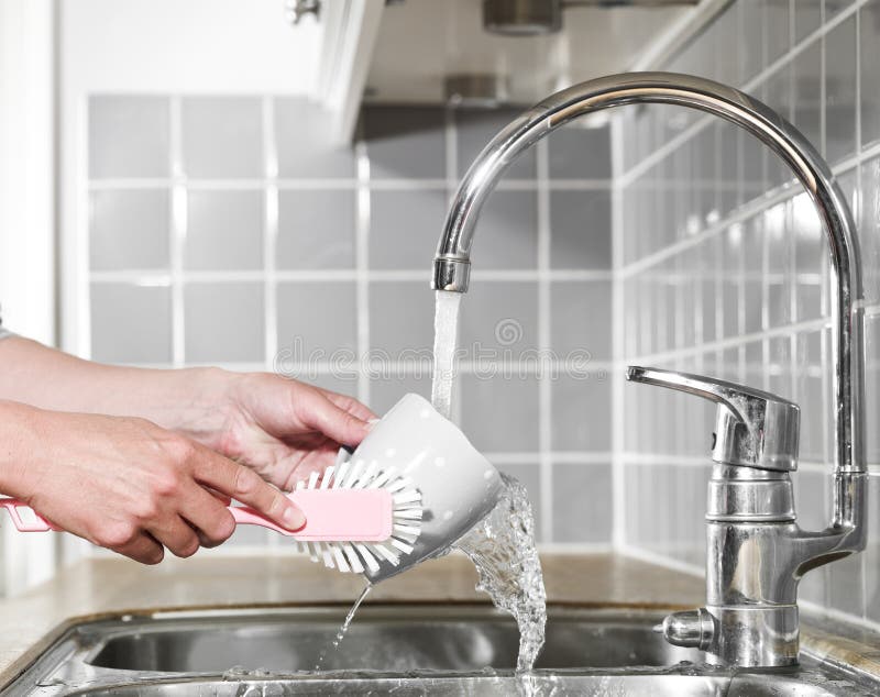Lavar una taza de café foto de archivo. Imagen de agua 14762998