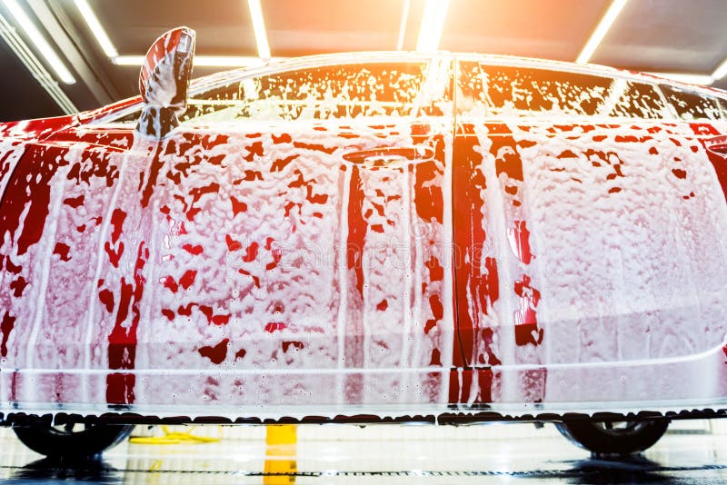Lavaggio auto con schiuma attiva al servizio di autolavaggio