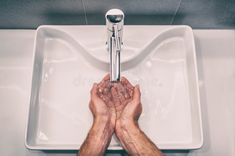 Lavarsi le mani di sapone al lavoro lavandino man mano igiene per la prevenzione dell'epidemia di coronavirus. corona virus