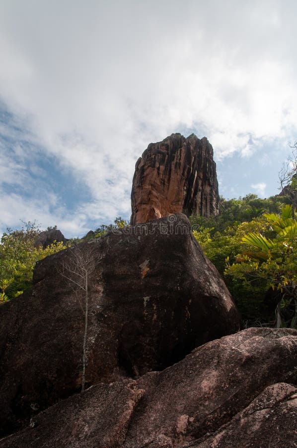 Lavasteinbildung, Monolith, im Naturpark von curieuse Insel, Seychellen lizenzfreie stockfotos Lavasteinbildung, Monolith, im Naturpark von curieuse Insel, Seychellen lizenzfreie stockfotos