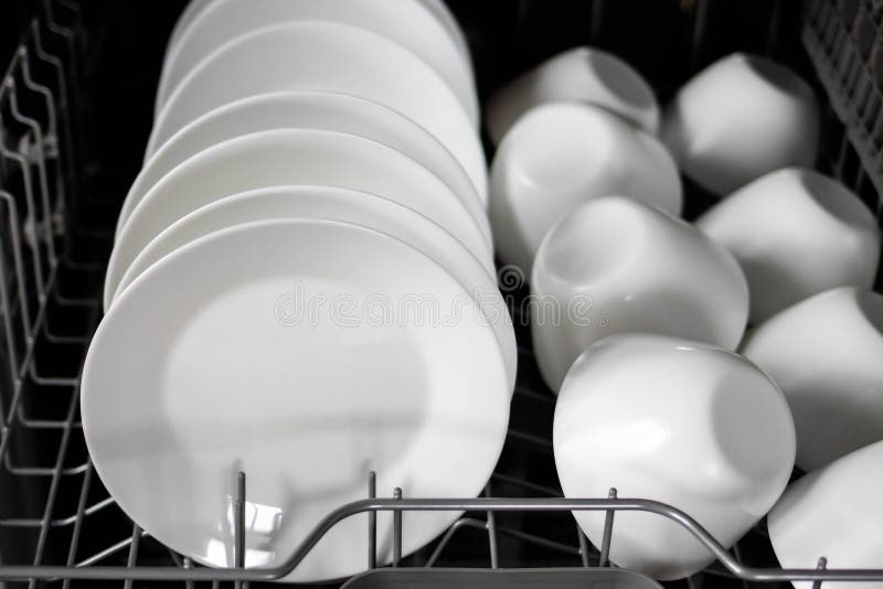 Lavavajillas de construcción. platos limpios en el lavavajillas. un utensilio blanco limpio. tecnologías modernas en la cocina. mo. cocina casera moderna. trabajo doméstico.