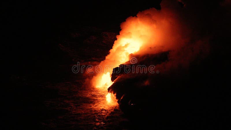 Lave opérant dans l'océan de l'éruption volcanique de lave sur la grande île Hawaii. Flux de lave entrant dans l'océan pacifique d clips vidéos