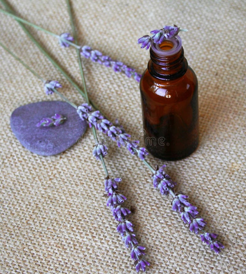 Lavendel en fles essentiële olie op jute royalty-vrije stock foto's Lavendel en fles essentiële olie op jute royalty-vrije stock foto's