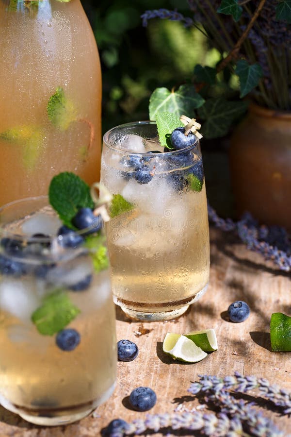 Lavendel-und Blaubeereis-Cocktail, Sommer Limonade stockfotografie Lavendel-und Blaubeereis-Cocktail, Sommer Limonade stockfotografie