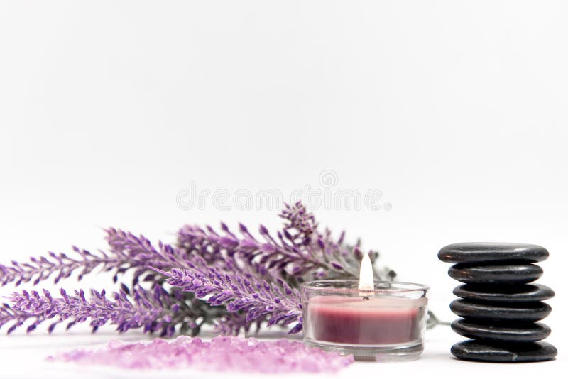 Lavendelaromatherapie Badekurort mit Felsen und Kerze Thailändischer Badekurort entspannen sich Behandlungen und Massageweißhinte lizenzfreies stockfoto Lavendelaromatherapie Badekurort mit Felsen und Kerze Thailändischer Badekurort entspannen sich Behandlungen und Massageweißhinte lizenzfreies stockfoto