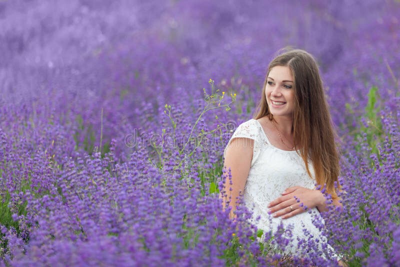 Lavendelgebied en een zwangere vrouw royalty-vrije stock foto's Lavendelgebied en een zwangere vrouw royalty-vrije stock foto's