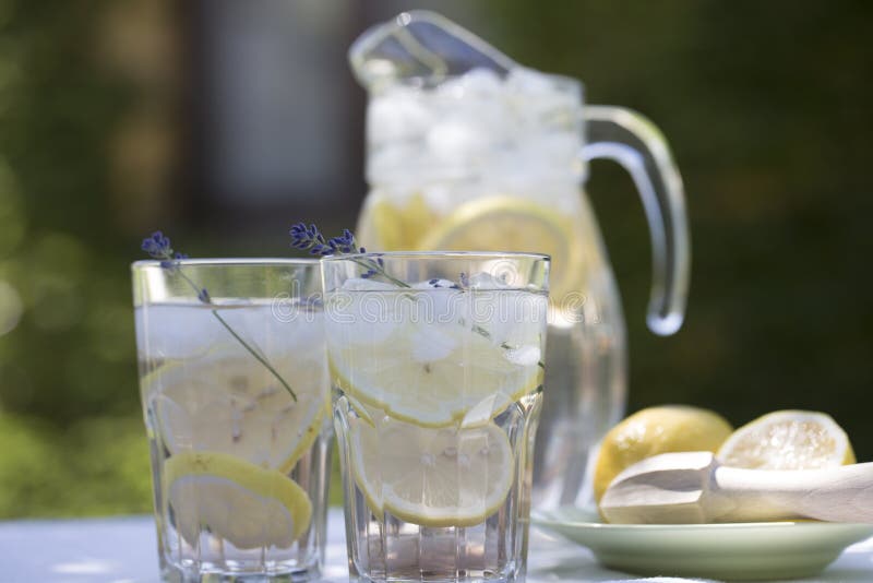 Lavendellimonade in den Glaskrug- und Cocktailgläsern, auf hellem Hintergrund stockfotos Lavendellimonade in den Glaskrug- und Cocktailgläsern, auf hellem Hintergrund stockfotos