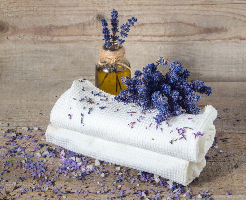 Lavendelolie, lavendelbloemen en bad witte handdoeken royalty-vrije stock fotografie Lavendelolie, lavendelbloemen en bad witte handdoeken royalty-vrije stock fotografie