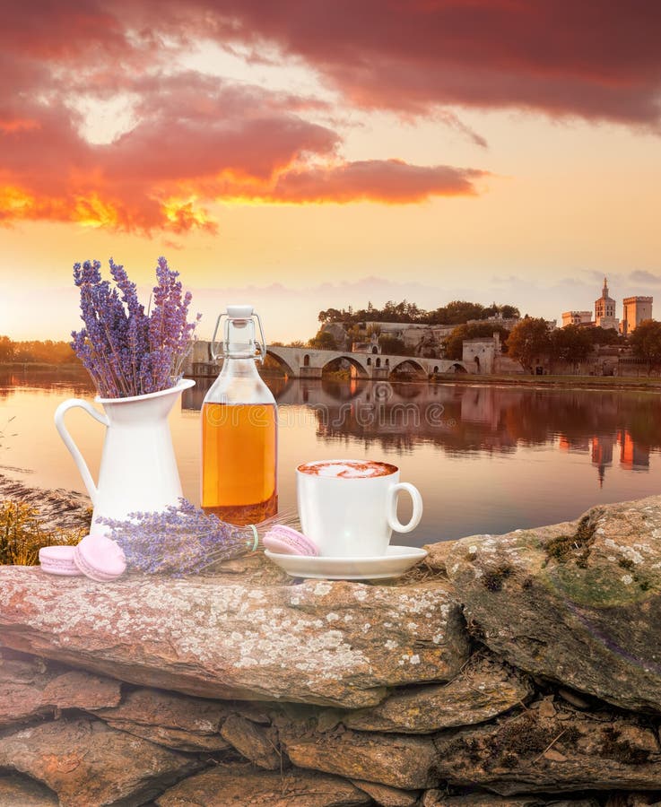Lavendelstilleven met kop van koffie tegen de brug van Avignon in de Provence, Frankrijk stock foto Lavendelstilleven met kop van koffie tegen de brug van Avignon in de Provence, Frankrijk stock foto