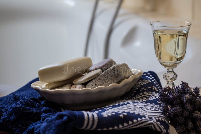 Lavender λουλούδια, πετσέτα, εξαρτήματα λουτρών και ένα ποτήρι του άσπρου κρασιού - home spa στοκ φωτογραφία με δικαίωμα ελεύθερης χρήσης Lavender λουλούδια, πετσέτα, εξαρτήματα λουτρών και ένα ποτήρι του άσπρου κρασιού - home spa στοκ φωτογραφία με δικαίωμα ελεύθερης χρήσης