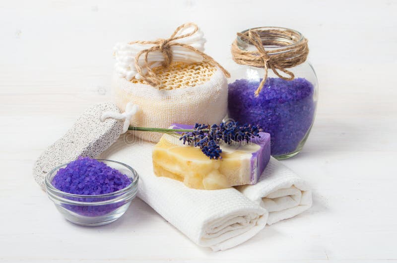 Lavender χειροποίητα σαπούνι και εξαρτήματα για την προσοχή σωμάτων στοκ εικόνα με δικαίωμα ελεύθερης χρήσης Lavender χειροποίητα σαπούνι και εξαρτήματα για την προσοχή σωμάτων στοκ εικόνα με δικαίωμα ελεύθερης χρήσης