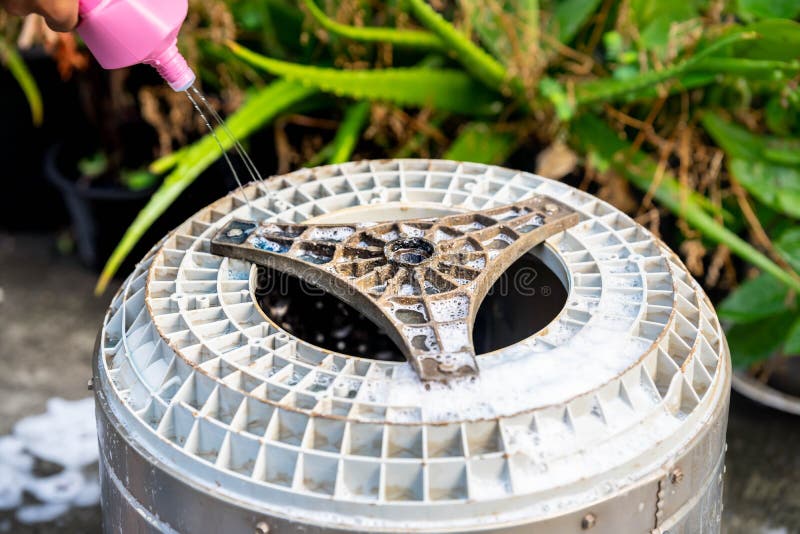 Laver L'intérieur De La Machine à Laver. La Main Humaine Presse La Solution  De Nettoyage De La Bouteille. Photo stock - Image du électrique, modifié:  209074132