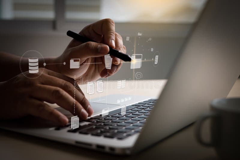 Lavora su computer business process document management system ddd progettualità e grafico fotografia stock libera da diritti