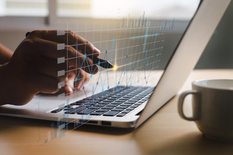 Lavora su computer business process document management system dprogress e chart immagine stock libera da diritti