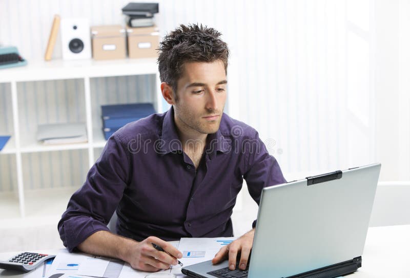 Lavorare al computer fotografie stock