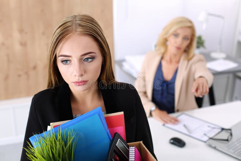 Lavoratore allontanato in ufficio, cattive notizie, infornate fotografia stock Lavoratore allontanato in ufficio, cattive notizie, infornate fotografia stock