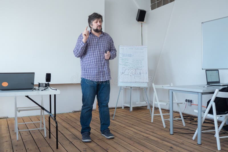 Lavoratore con esperienza che consulta i nuovi specialisti Persona creativa che parla con pubblico Parlando al pubblico in aula fotografia stock Lavoratore con esperienza che consulta i nuovi specialisti Persona creativa che parla con pubblico Parlando al pubblico in aula fotografia stock