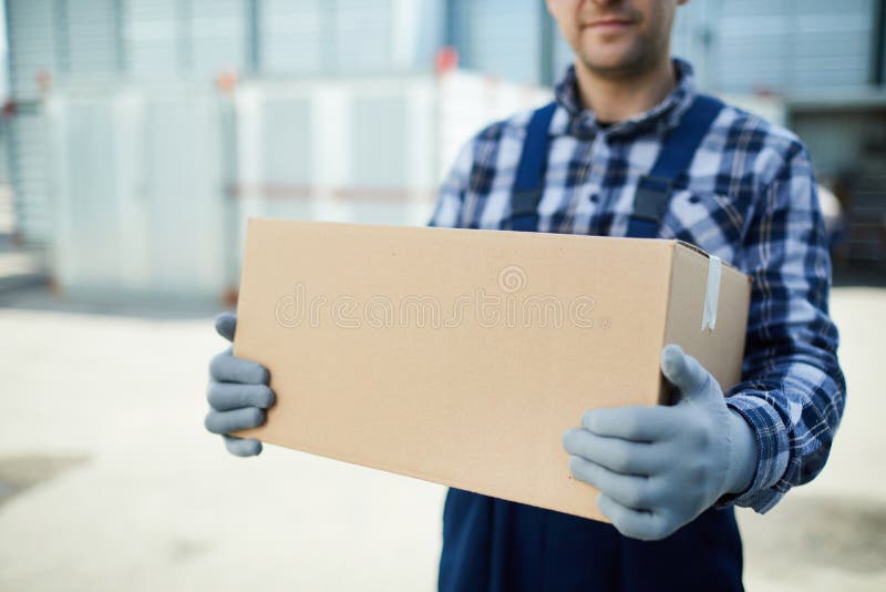 Lavoratore della società commovente con la scatola fotografia stock libera da diritti Lavoratore della società commovente con la scatola fotografia stock libera da diritti