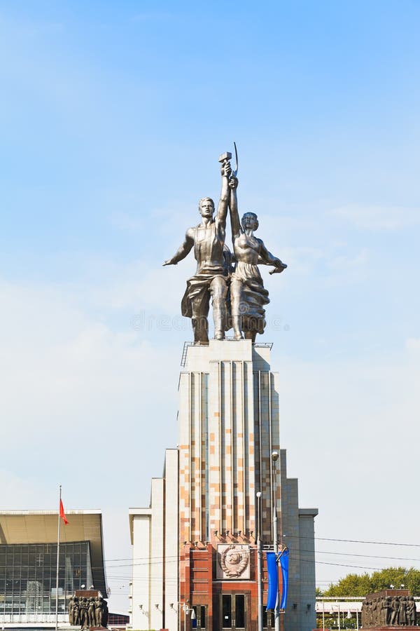 Lavoratore e statua Kolkhoz della donna a Mosca fotografie stock Lavoratore e statua Kolkhoz della donna a Mosca fotografie stock