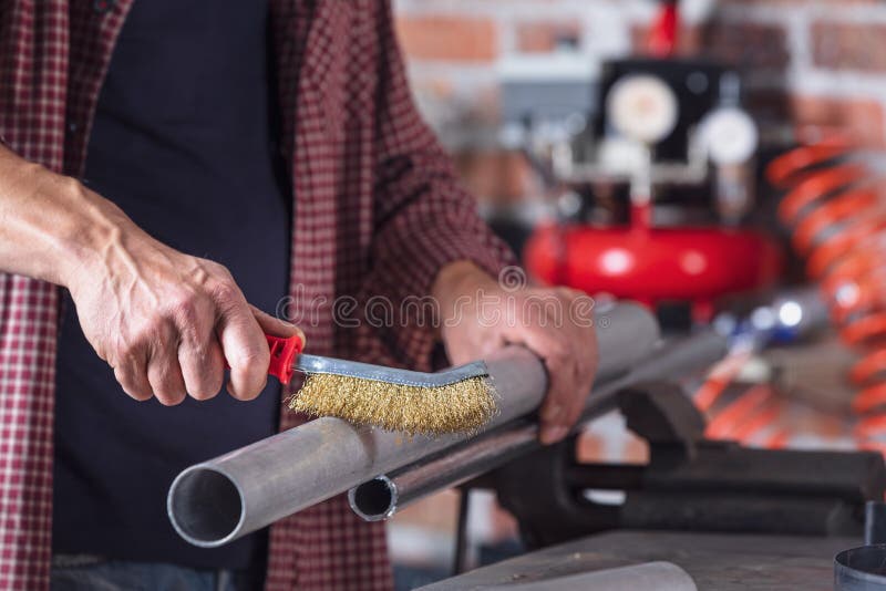 Lavoratore metallico che utilizza un pennello a mano immagine stock libera da diritti Lavoratore metallico che utilizza un pennello a mano immagine stock libera da diritti