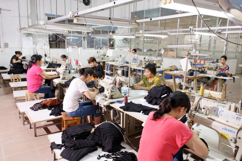Lavoratore in una fabbrica cinese dell'indumento