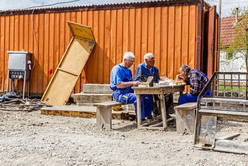 Lavoratori che hanno una pausa per pasti La gente sta mangiando fra l'ufficio cont. fotografie stock libere da diritti Lavoratori che hanno una pausa per pasti La gente sta mangiando fra l'ufficio cont. fotografie stock libere da diritti