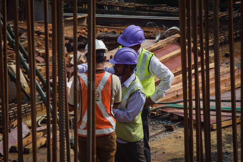 Lavoratori della gestione di progetto di costruzione in servizio
