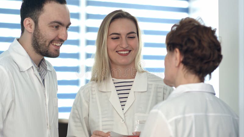Lavoratori medici che hanno discussione amichevole immagine stock Lavoratori medici che hanno discussione amichevole immagine stock